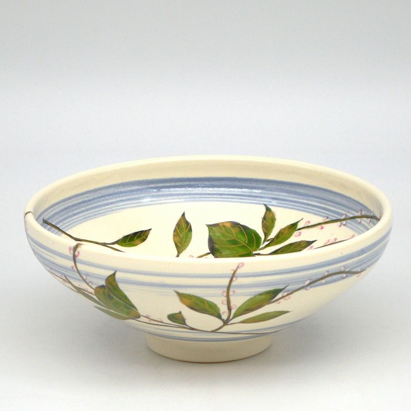 茶道具 平茶碗（ひらちゃわん） 馬盥茶碗 灰釉 水引草 中村 良二 抹茶茶碗は茶の湯文化である表千家・裏千家の茶道具や抹茶を専門に扱う千紀園（せんきえん）が通販で販売しています。茶会また初心者向けのお稽古用にご利用いただける抹茶碗です。贈り物・ギフトにも人気です。