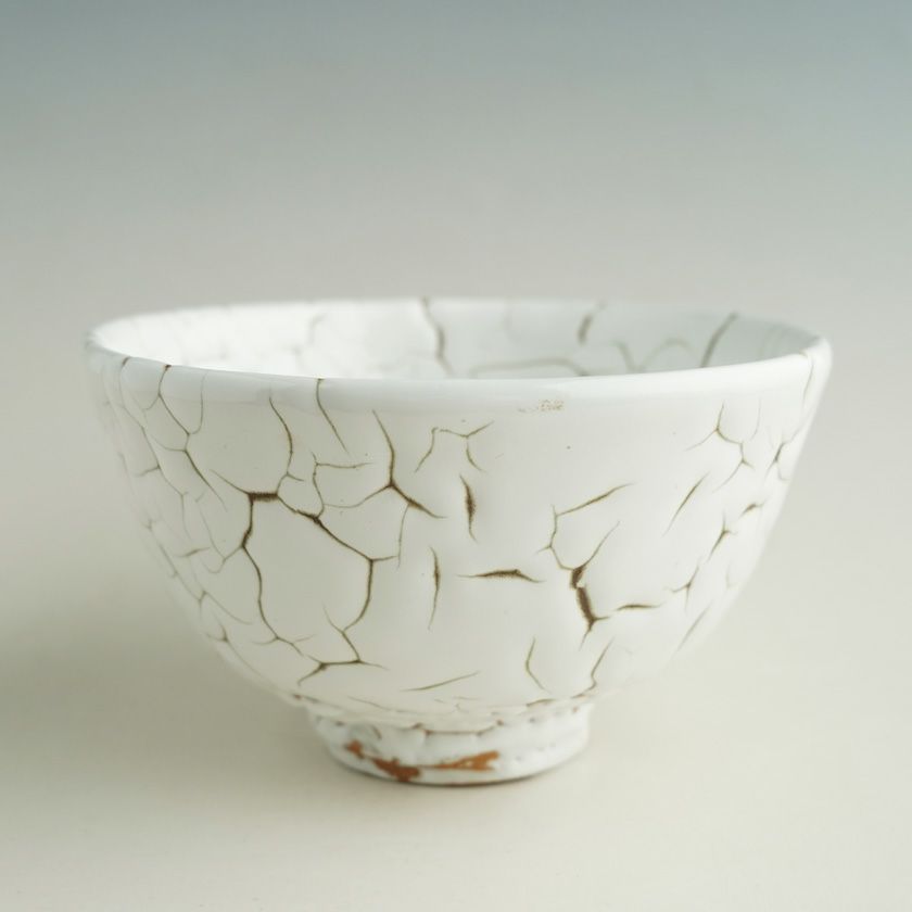 茶道具 抹茶茶碗（まっちゃちゃわん） 龍爪梅花皮 抹茶碗 光（ひかり） 日ノ出窯 岩崎政雄 抹茶茶碗は茶の湯文化である表千家・裏千家の茶道具や抹茶を専門に扱う千紀園（せんきえん）が通販で販売しています。茶会また初心者向けのお稽古用にご利用いただける抹茶碗です。贈り物・ギフトにも人気です。