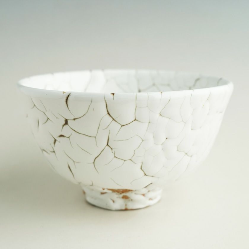 茶道具 抹茶茶碗（まっちゃちゃわん） 龍爪梅花皮 抹茶碗 光（ひかり） 日ノ出窯 岩崎政雄 抹茶茶碗は茶の湯文化である表千家・裏千家の茶道具や抹茶を専門に扱う千紀園（せんきえん）が通販で販売しています。茶会また初心者向けのお稽古用にご利用いただける抹茶碗です。贈り物・ギフトにも人気です。