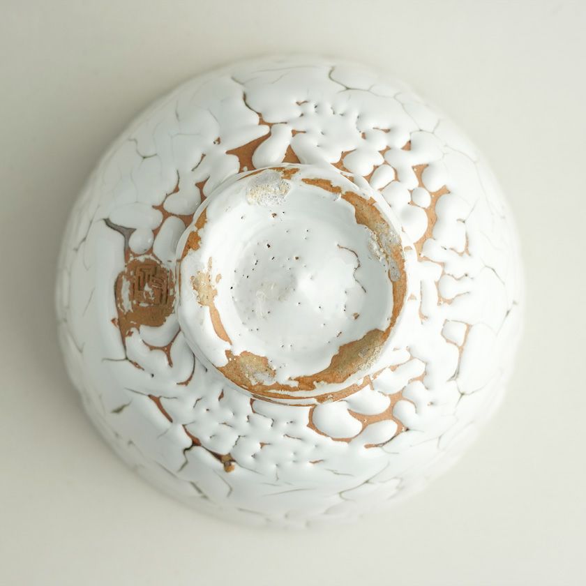 茶道具 抹茶茶碗（まっちゃちゃわん） 龍爪梅花皮 抹茶碗 光（ひかり） 日ノ出窯 岩崎政雄 抹茶茶碗は茶の湯文化である表千家・裏千家の茶道具や抹茶を専門に扱う千紀園（せんきえん）が通販で販売しています。茶会また初心者向けのお稽古用にご利用いただける抹茶碗です。贈り物・ギフトにも人気です。