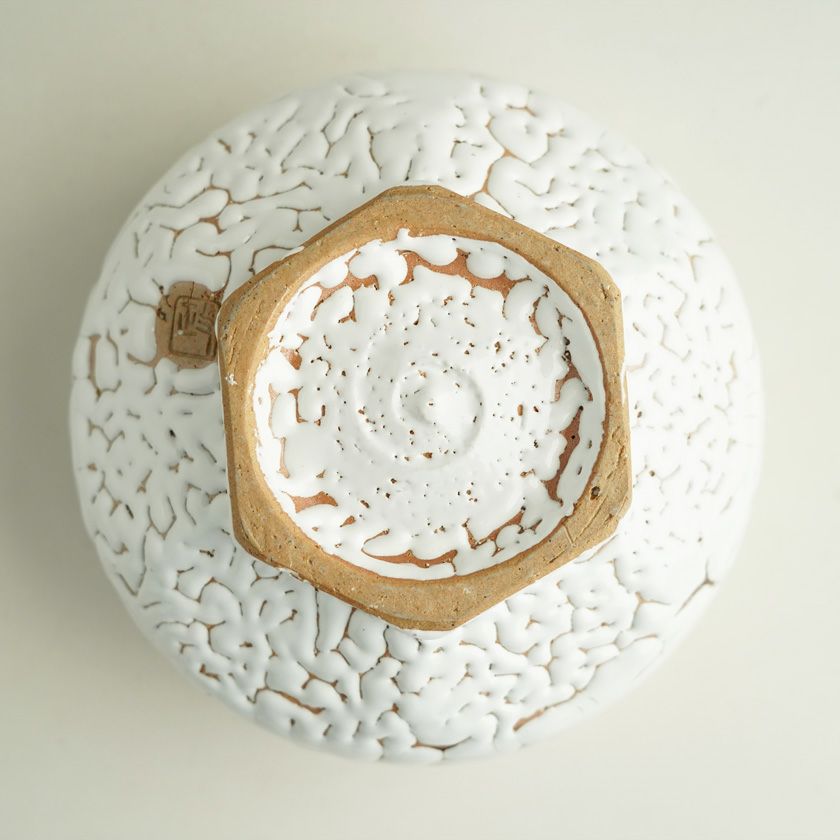 茶道具 抹茶茶碗（まっちゃちゃわん） 龍爪梅花皮 御所丸茶碗 日ノ出窯 岩崎政雄 抹茶茶碗は茶の湯文化である表千家・裏千家の茶道具や抹茶を専門に扱う千紀園（せんきえん）が通販で販売しています。茶会また初心者向けのお稽古用にご利用いただける抹茶碗です。贈り物・ギフトにも人気です。