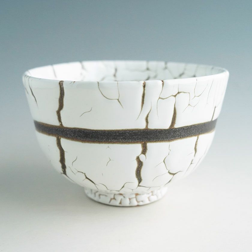 茶道具 抹茶茶碗（まっちゃちゃわん） 龍爪梅花皮 抹茶碗 一（いち） 日ノ出窯 岩崎政雄 抹茶茶碗は茶の湯文化である表千家・裏千家の茶道具や抹茶を専門に扱う千紀園（せんきえん）が通販で販売しています。茶会また初心者向けのお稽古用にご利用いただける抹茶碗です。贈り物・ギフトにも人気です。