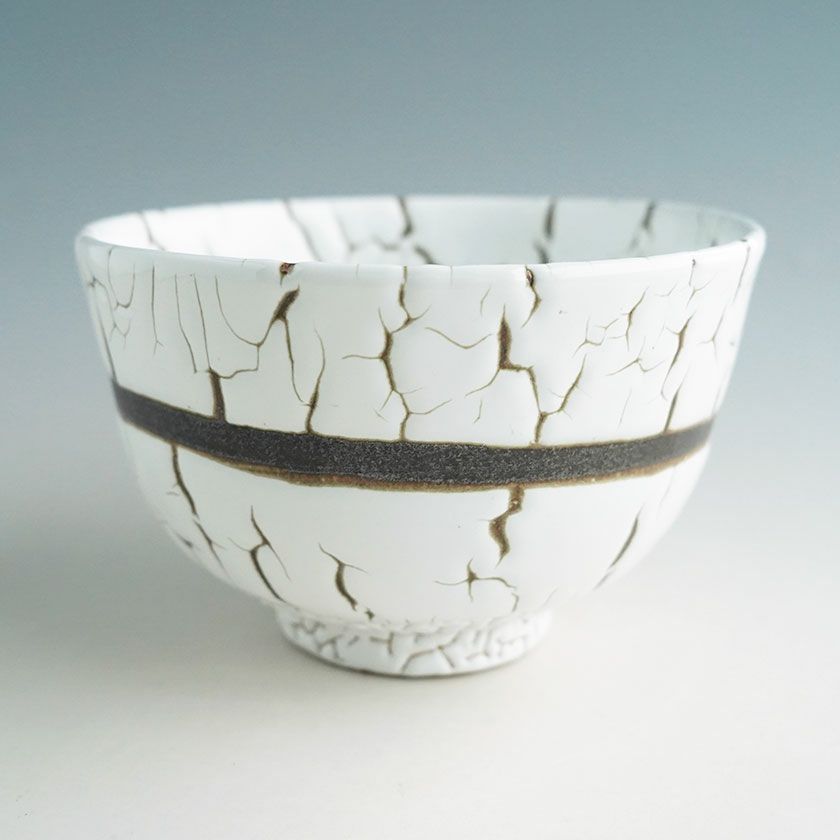 茶道具 抹茶茶碗（まっちゃちゃわん） 龍爪梅花皮 抹茶碗 一（いち） 日ノ出窯 岩崎政雄 抹茶茶碗は茶の湯文化である表千家・裏千家の茶道具や抹茶を専門に扱う千紀園（せんきえん）が通販で販売しています。茶会また初心者向けのお稽古用にご利用いただける抹茶碗です。贈り物・ギフトにも人気です。