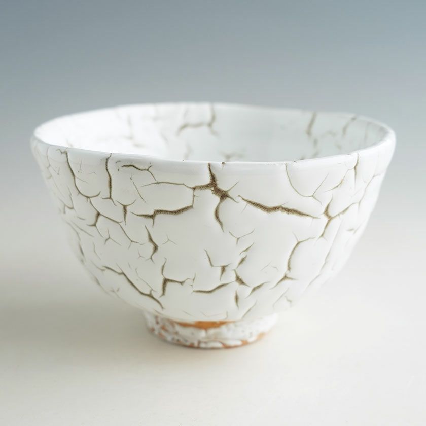 茶道具 抹茶茶碗（まっちゃちゃわん） 龍爪梅花皮 抹茶碗 盛（せい） 日ノ出窯 岩崎政雄 抹茶茶碗は茶の湯文化である表千家・裏千家の茶道具や抹茶を専門に扱う千紀園（せんきえん）が通販で販売しています。茶会また初心者向けのお稽古用にご利用いただける抹茶碗です。贈り物・ギフトにも人気です。