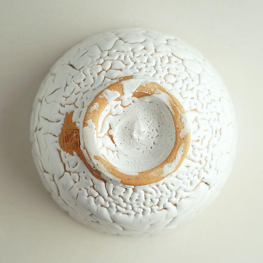 茶道具 抹茶茶碗（まっちゃちゃわん） 龍爪梅花皮 抹茶碗 盛（せい） 日ノ出窯 岩崎政雄 抹茶茶碗は茶の湯文化である表千家・裏千家の茶道具や抹茶を専門に扱う千紀園（せんきえん）が通販で販売しています。茶会また初心者向けのお稽古用にご利用いただける抹茶碗です。贈り物・ギフトにも人気です。