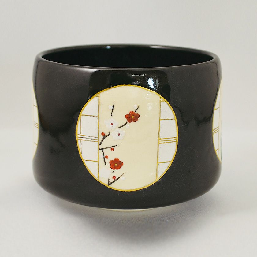 茶道具 抹茶茶碗（まっちゃちゃわん） 黒釉茶碗 窓あかり 通次 阿山 歌会始 勅題 御題「明」 抹茶茶碗は茶の湯文化である表千家・裏千家の茶道具や抹茶を専門に扱う千紀園（せんきえん）が通販で販売しています。茶会また初心者向けのお稽古用にご利用いただける抹茶碗です。贈り物・ギフトにも人気です。
