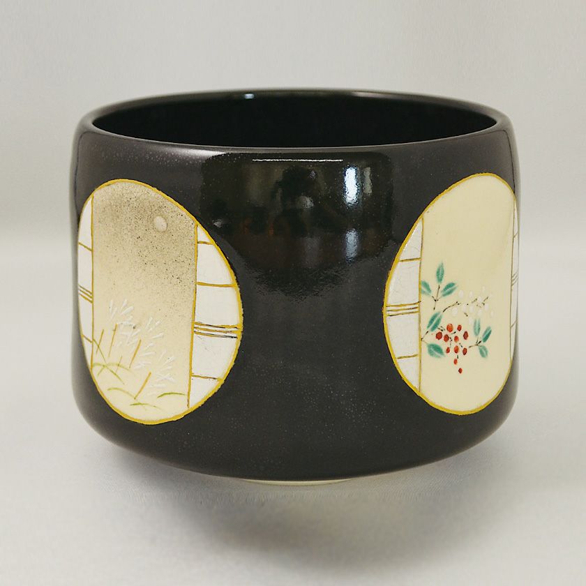 茶道具 抹茶茶碗（まっちゃちゃわん） 黒釉茶碗 窓あかり 通次 阿山 歌会始 勅題 御題「明」 抹茶茶碗は茶の湯文化である表千家・裏千家の茶道具や抹茶を専門に扱う千紀園（せんきえん）が通販で販売しています。茶会また初心者向けのお稽古用にご利用いただける抹茶碗です。贈り物・ギフトにも人気です。