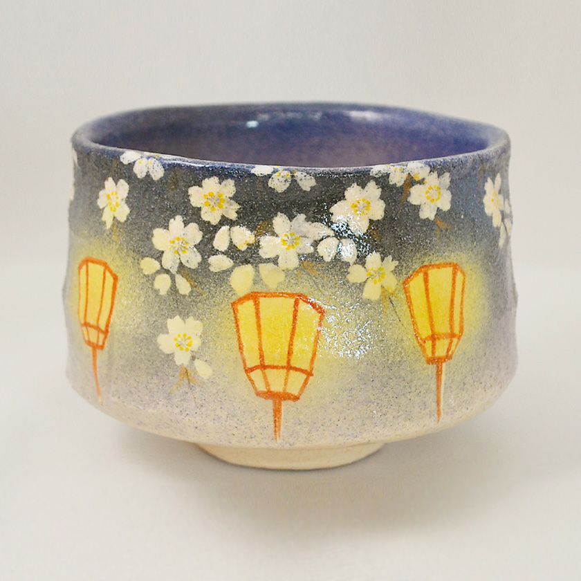 茶道具 楽茶碗（らくちゃわん） 白楽茶碗 桜明かり 吉村 楽入 歌会始 勅題 御題「明」 抹茶茶碗は茶の湯文化である表千家・裏千家の茶道具や抹茶を専門に扱う千紀園（せんきえん）が通販で販売しています。茶会また初心者向けのお稽古用にご利用いただける抹茶碗です。贈り物・ギフトにも人気です。