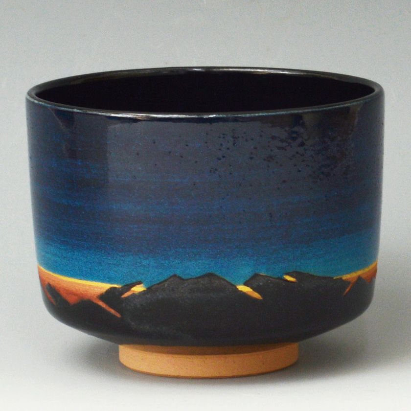 茶道具 抹茶茶碗（まっちゃちゃわん） 茶碗 色絵 夜明け 通次 智子 歌会始 勅題 御題「明」 抹茶茶碗は茶の湯文化である表千家・裏千家の茶道具や抹茶を専門に扱う千紀園（せんきえん）が通販で販売しています。茶会また初心者向けのお稽古用にご利用いただける抹茶碗です。贈り物・ギフトにも人気です。