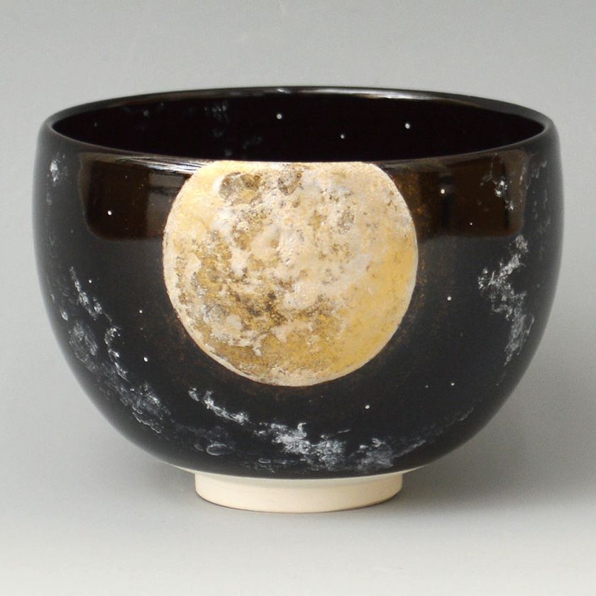 茶道具 抹茶茶碗（まっちゃちゃわん） 茶碗 黒釉 月明り 今岡 三四郎 歌会始 勅題 御題「明」 抹茶茶碗は茶の湯文化である表千家・裏千家の茶道具や抹茶を専門に扱う千紀園（せんきえん）が通販で販売しています。茶会また初心者向けのお稽古用にご利用いただける抹茶碗です。贈り物・ギフトにも人気です。