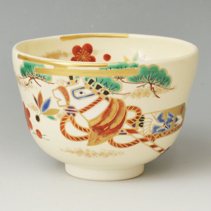 茶道具 抹茶茶碗（まっちゃちゃわん） 茶碗 色絵 春駒に羽子板 南口 閑粋 干支 午（うま、馬） 抹茶茶碗は茶の湯文化である表千家・裏千家の茶道具や抹茶を専門に扱う千紀園（せんきえん）が通販で販売しています。茶会また初心者向けのお稽古用にご利用いただける抹茶碗です。贈り物・ギフトにも人気です。