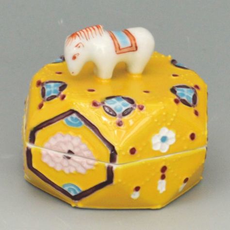 茶道具  香合  雪洞形香合  楽入 茶道具 香合（こうごう） 季節香合 菊 黄楽 吉村 楽入 | 千年の