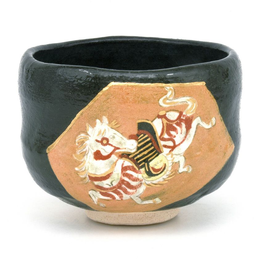 茶道具 抹茶茶碗（まっちゃちゃわん） 茶碗 黒釉 絵馬 吉村 楽入 干支 午（うま、馬） 抹茶茶碗は茶の湯文化である表千家・裏千家の茶道具や抹茶を専門に扱う千紀園（せんきえん）が通販で販売しています。茶会また初心者向けのお稽古用にご利用いただける抹茶碗です。贈り物・ギフトにも人気です。