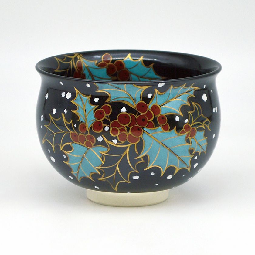 茶道具 抹茶茶碗（まっちゃちゃわん） 茶碗 黒仁清 柊に雪 水出 宋絢 クリスマス Xmas Christmas 聖誕節 抹茶茶碗は茶の湯文化である表千家・裏千家の茶道具や抹茶を専門に扱う千紀園（せんきえん）が通販で販売しています。茶会また初心者向けのお稽古用にご利用いただける抹茶碗です。贈り物・ギフトにも人気です。