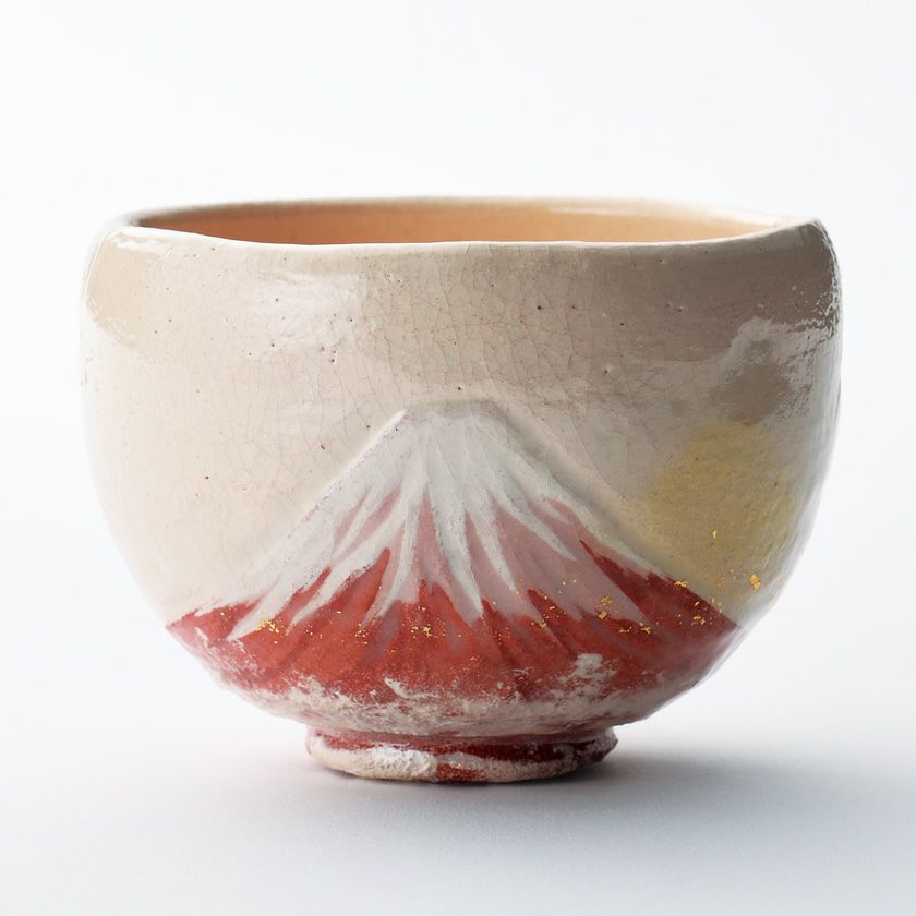 茶道具 抹茶茶碗（まっちゃちゃわん） 勅題茶碗 明照の赤富士 吉村 楽入 歌会始 勅題 御題「明」 抹茶茶碗は茶の湯文化である表千家・裏千家の茶道具や抹茶を専門に扱う千紀園（せんきえん）が通販で販売しています。茶会また初心者向けのお稽古用にご利用いただける抹茶碗です。贈り物・ギフトにも人気です。