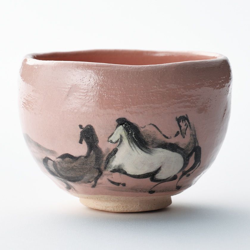茶道具 抹茶茶碗（まっちゃちゃわん） 干支茶碗 馬の絵 吉村 楽入 干支 午（うま、馬） 抹茶茶碗は茶の湯文化である表千家・裏千家の茶道具や抹茶を専門に扱う千紀園（せんきえん）が通販で販売しています。茶会また初心者向けのお稽古用にご利用いただける抹茶碗です。贈り物・ギフトにも人気です。