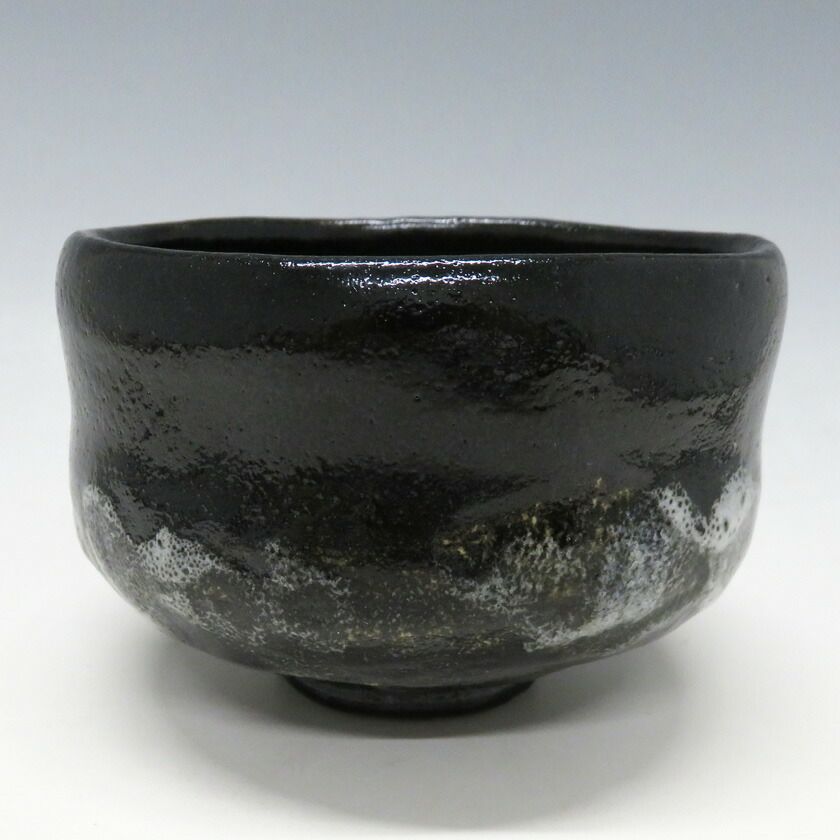 茶道具 楽茶碗（らくちゃわん） 道入「荒磯」写 黒楽茶碗 楽入窯 抹茶茶碗は茶の湯文化である表千家・裏千家の茶道具や抹茶を専門に扱う千紀園（せんきえん）が通販で販売しています。茶会また初心者向けのお稽古用にご利用いただける抹茶碗です。贈り物・ギフトにも人気です。