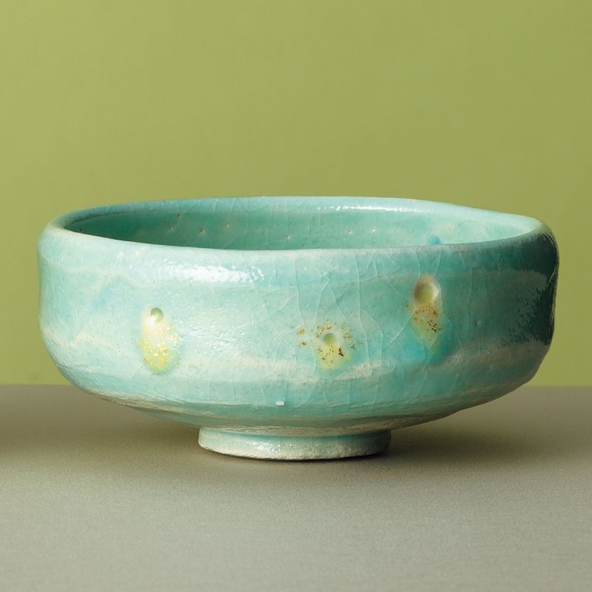 茶道具 平茶碗（ひらちゃわん） 季節茶碗 淡青釉馬盥 蛍手 吉村 楽入 抹茶茶碗は茶の湯文化である表千家・裏千家の茶道具や抹茶を専門に扱う千紀園（せんきえん）が通販で販売しています。茶会また初心者向けのお稽古用にご利用いただける抹茶碗です。贈り物・ギフトにも人気です。